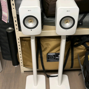 KEF LSX II 화이트 스피커 스탠드 포함 이미지