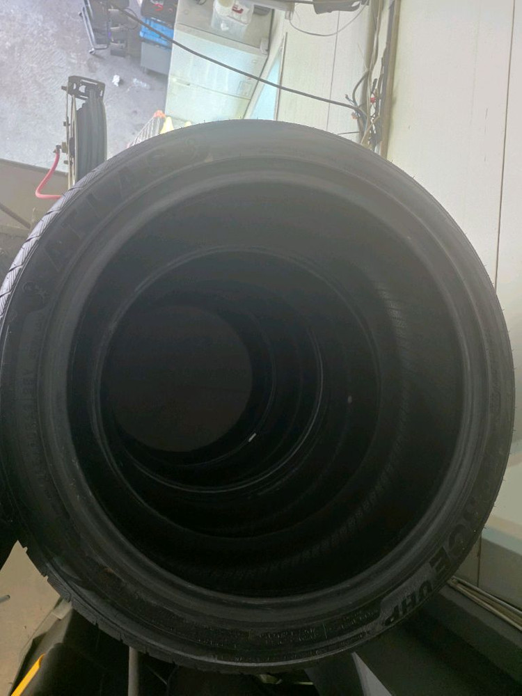 245 40R 19 \ 275 35R 19 신품급 타이어4본일괄 판매 이미지