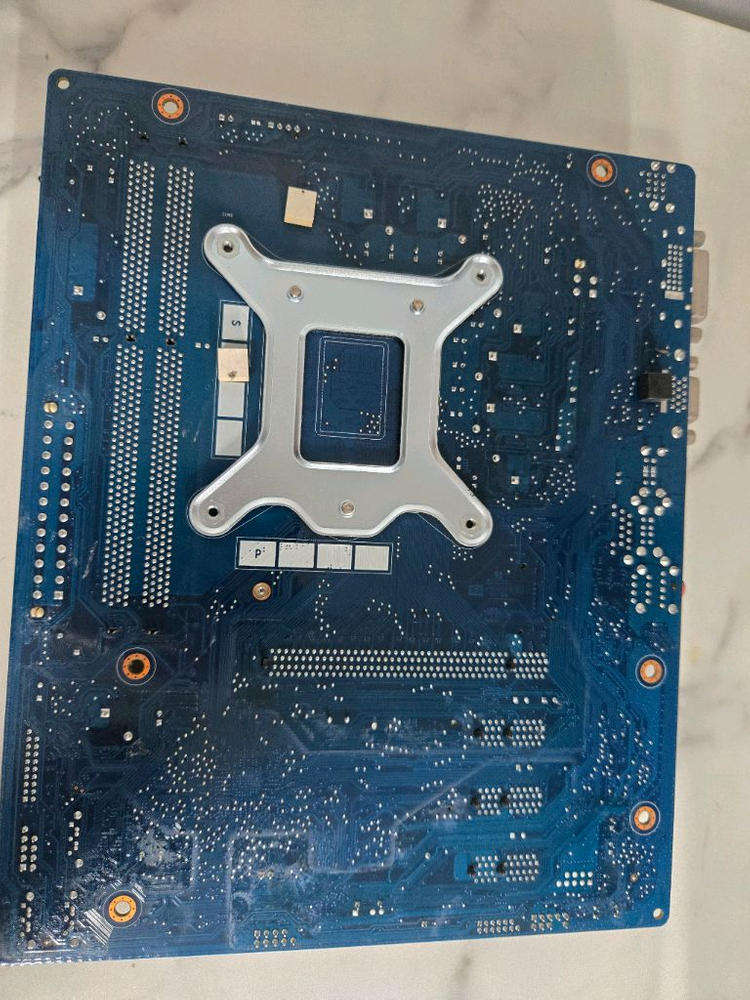 삼성 H110S2 메인보드 i5 6400 부품용으로 판매합니다. 사진에서 보시는 것처럼 메인보드 상태는 괜찮아 보입 이미지