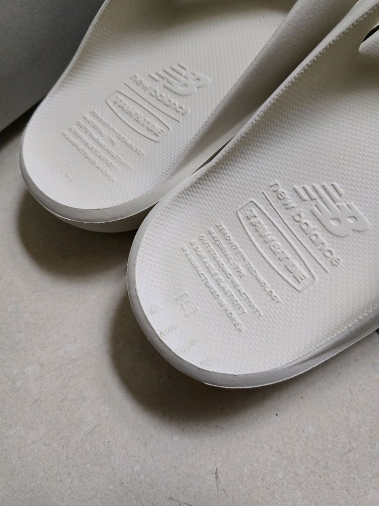 뉴발란스 x 토앤토 플립플랍 아이보리 이미지