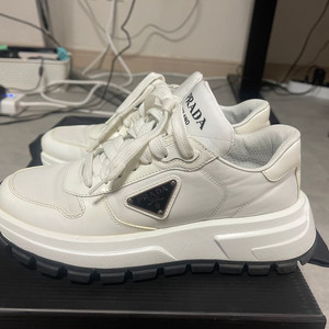 프라다 prada 여성 스니커즈 화이트 36.5 235 사이즈 이미지