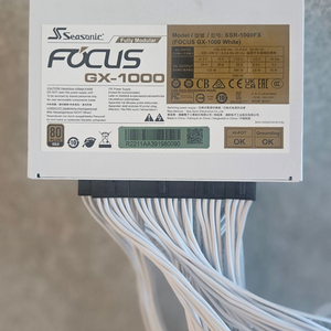 [중고/컴스빌정품/S급] 시소닉 NEW FOCUS V4 GX-1000 GOLD 풀모듈러 ATX3.1 화이트 이미지