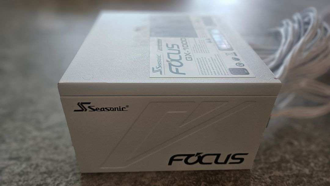 [중고/컴스빌정품/S급] 시소닉 NEW FOCUS V4 GX-1000 GOLD 풀모듈러 ATX3.1 화이트 이미지