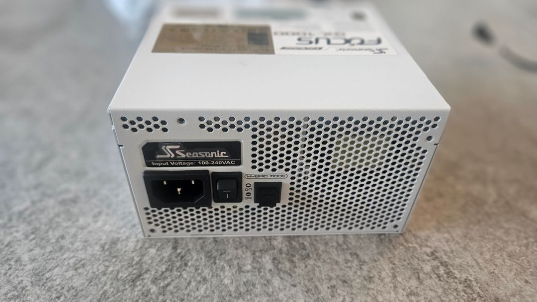 [중고/컴스빌정품/S급] 시소닉 NEW FOCUS V4 GX-1000 GOLD 풀모듈러 ATX3.1 화이트 이미지