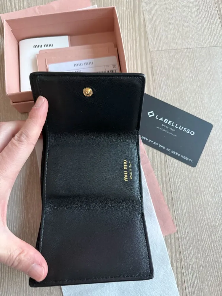 미우미우 페이던트 카드지갑 이미지