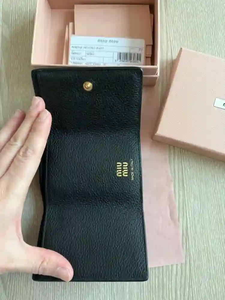 미우미우 레더 카드지갑 이미지