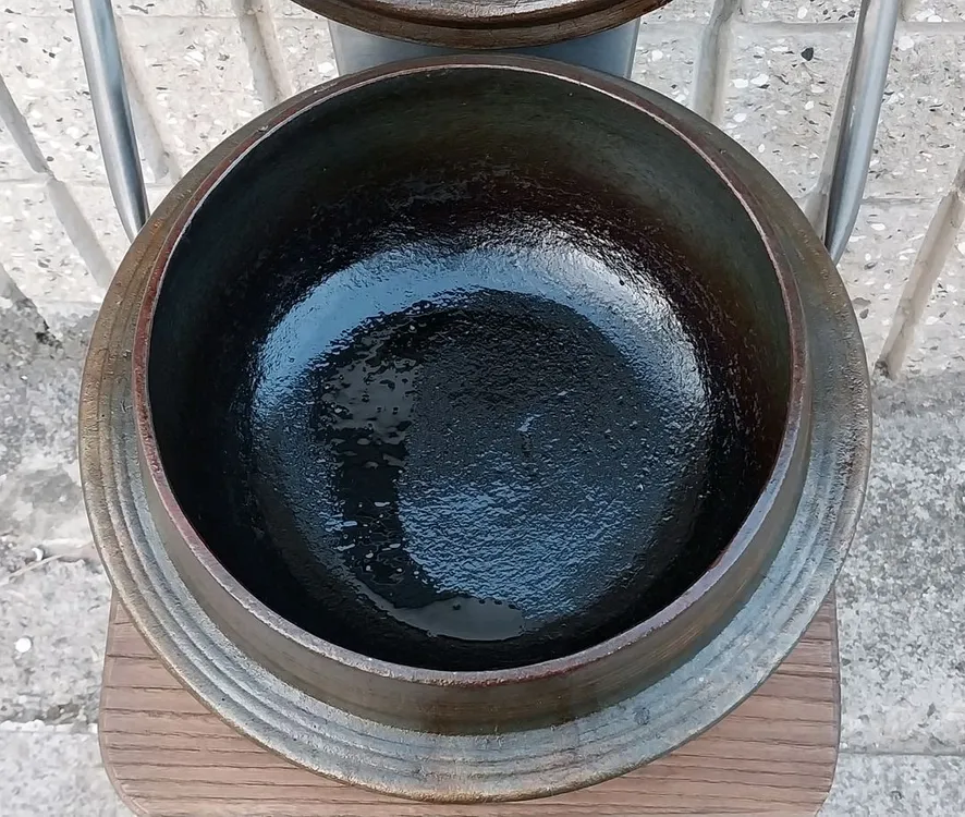 (중고)무쇠 가마솥 팝니다.(23cm/9인용)상태는 사용감 있지만 깨짐/크랙 전혀없구 양호하구요,(깨끗하게사용) 이미지