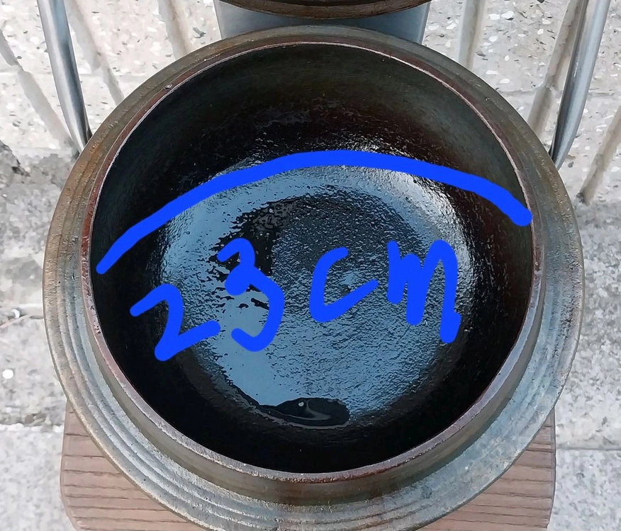 (중고)무쇠 가마솥 팝니다.(23cm/9인용)상태는 사용감 있지만 깨짐/크랙 전혀없구 양호하구요,(깨끗하게사용) 이미지