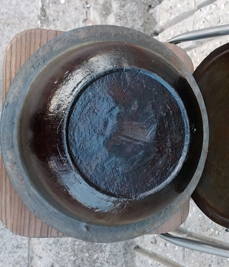 (중고)무쇠 가마솥 팝니다.(23cm/9인용)상태는 사용감 있지만 깨짐/크랙 전혀없구 양호하구요,(깨끗하게사용) 이미지