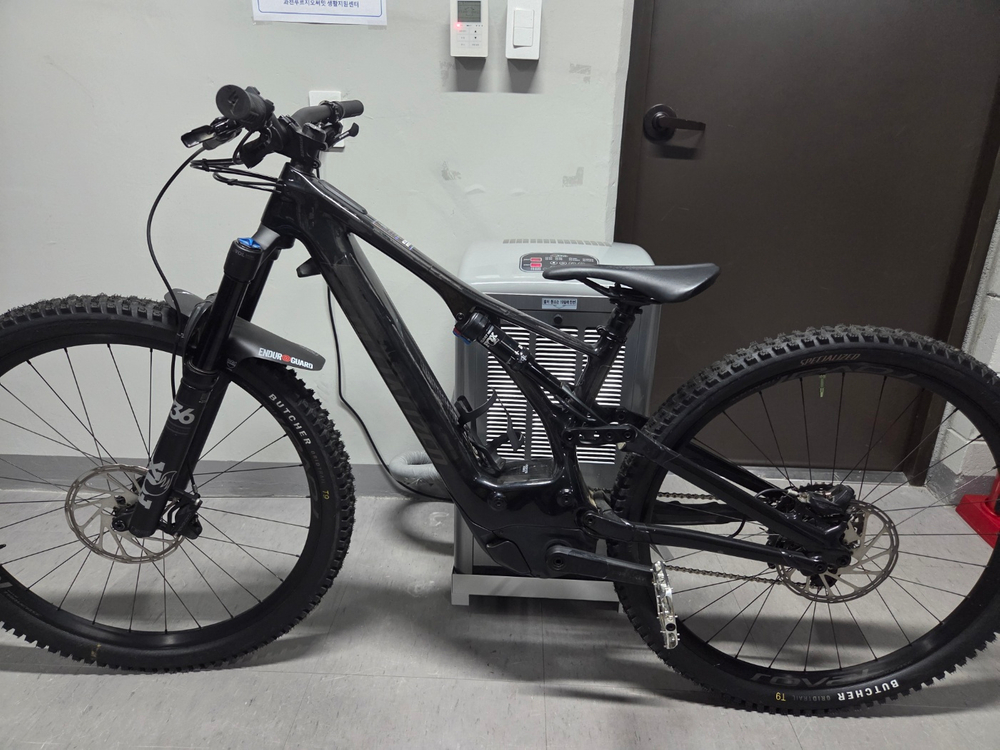 2020년식 Specialized Turbo Levo Expert Carbon 전기 산악자전거 이미지