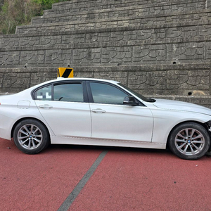 bmw 320d 사고차 이미지