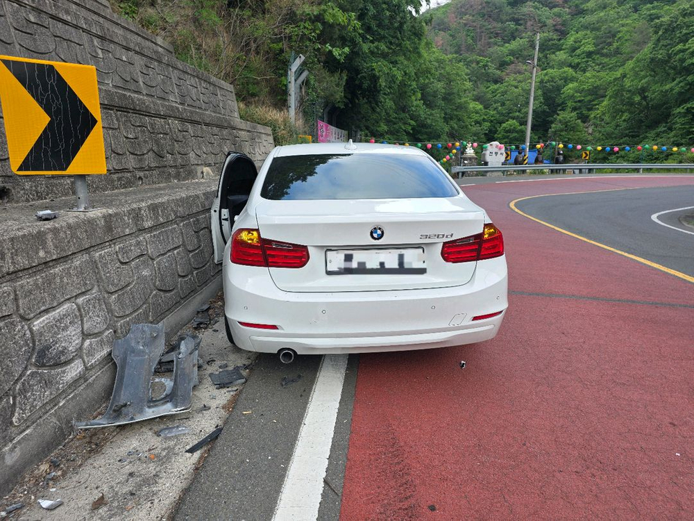 bmw 320d 사고차 이미지