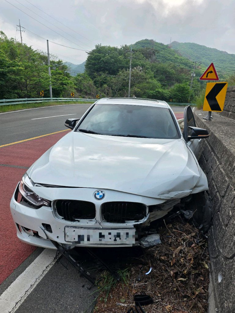 bmw 320d 사고차 이미지