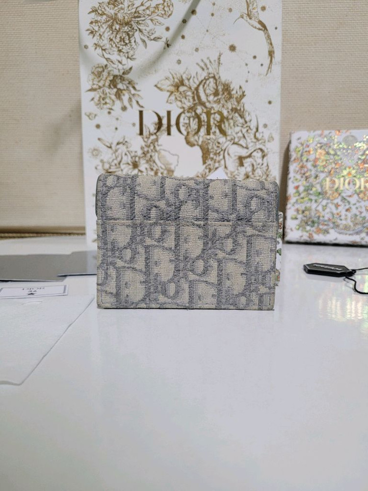 디올 그레이 금장 새들플랩 카드지갑 이미지