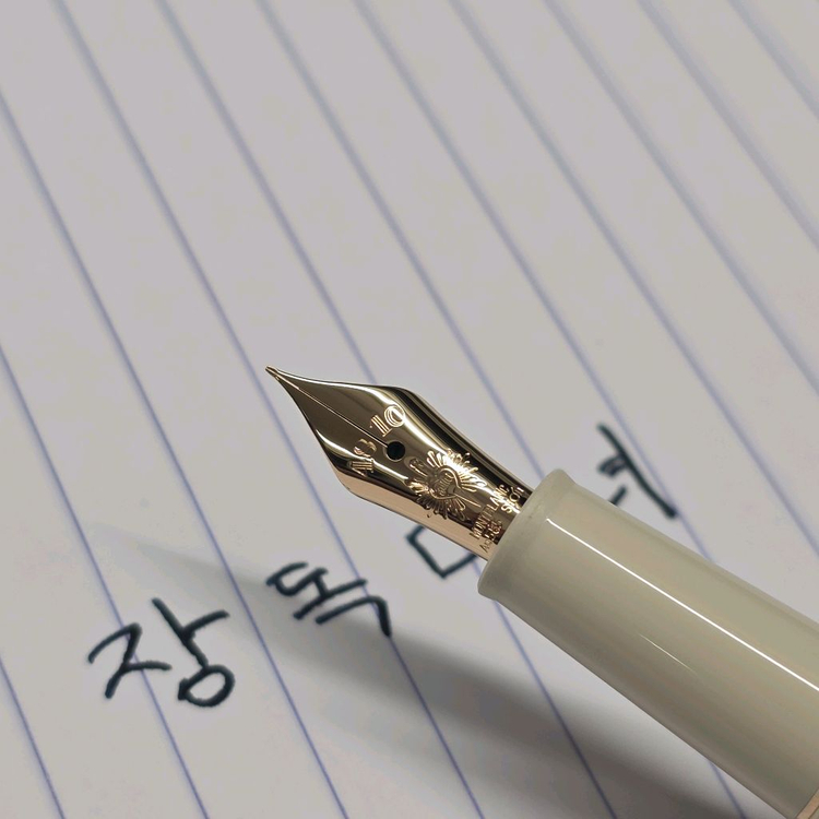 몽블랑 로미오와 줄리엣중 줄리엣 EF촉 만년필 이미지
