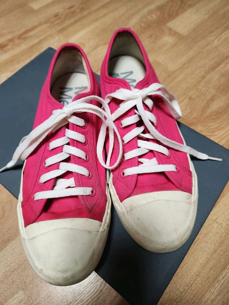 마르디 메크르디 캔버스화 핑크색상 240사이즈신발 안쪽에 브랜드 로고와 사이즈 정보 확인 가능해요발랄한 핑크색상으로 이미지