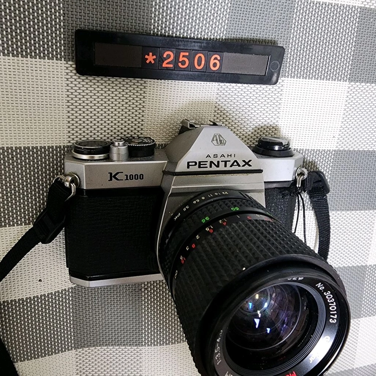 펜탁스 K-1000 필름카메라 35-70mm 줌렌즈 이미지