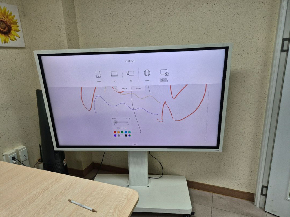 1년정도 사용한 삼성 플립 전자 칠판 65인치 팔아요 펜도 있고 순정거치대 포함 450만원 구입 이미지