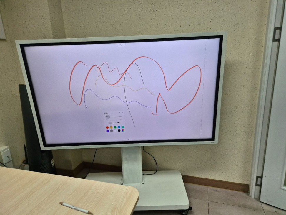 1년정도 사용한 삼성 플립 전자 칠판 65인치 팔아요 펜도 있고 순정거치대 포함 450만원 구입 이미지