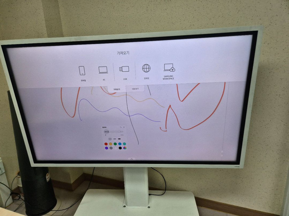 1년정도 사용한 삼성 플립 전자 칠판 65인치 팔아요 펜도 있고 순정거치대 포함 450만원 구입 이미지