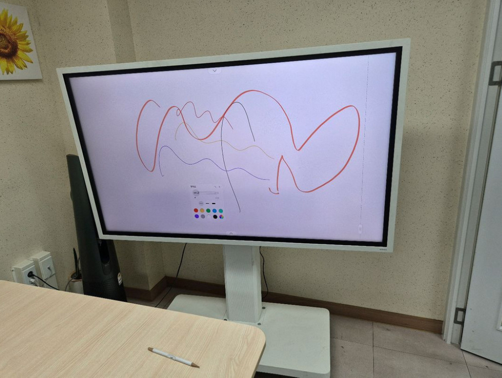 1년정도 사용한 삼성 플립 전자 칠판 65인치 팔아요 펜도 있고 순정거치대 포함 450만원 구입 이미지