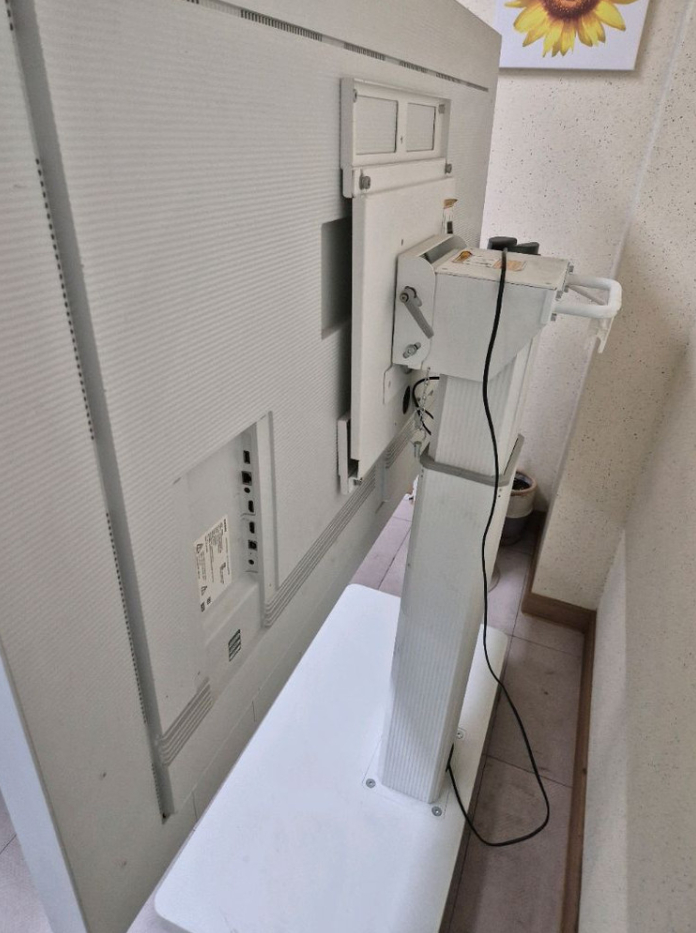 1년정도 사용한 삼성 플립 전자 칠판 65인치 팔아요 펜도 있고 순정거치대 포함 450만원 구입 이미지