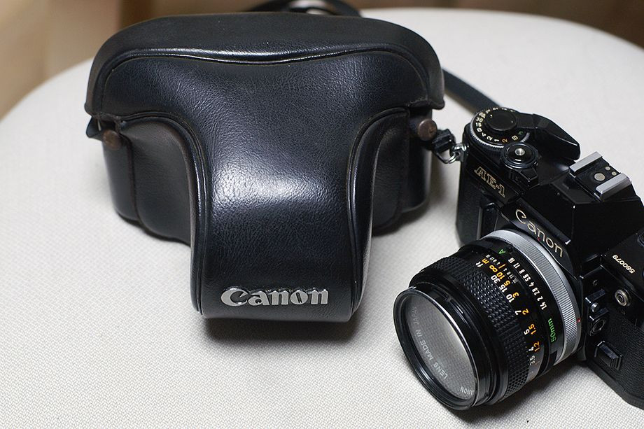 캐논 베스트셀러 AE-1(FD50mm 1.4 S.S.C ) 블랙버젼(케이스포함) 팝니다 이미지