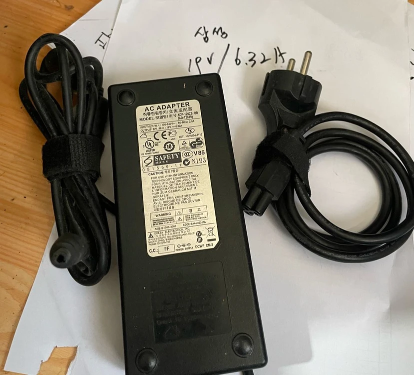 삼성노트북 19v ~ 18.5v 아답터 어댑터 팝니다 사진 확대하여 참고하시고 문의 주세요 가격 조정 가능합니다. 이미지