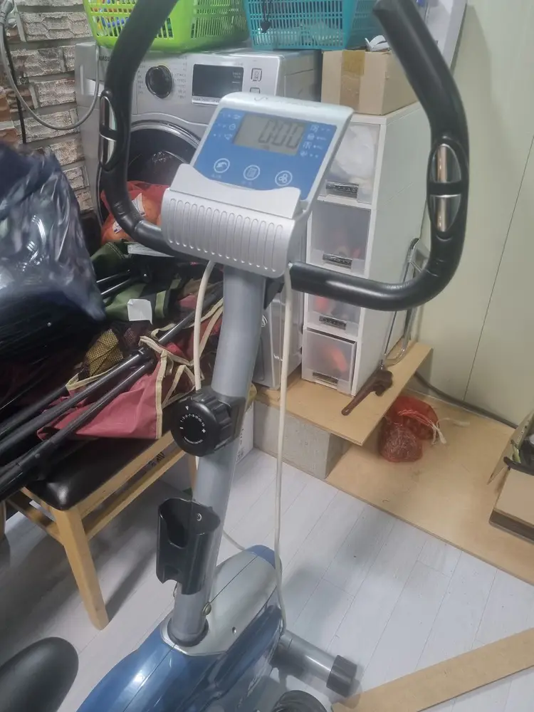 실내 자전거 운동기구 이미지