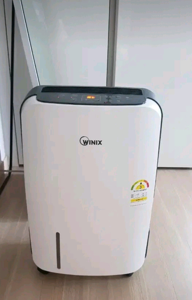 거의 새것 위닉스 예쁘고 성능 좋은 제습기 이미지