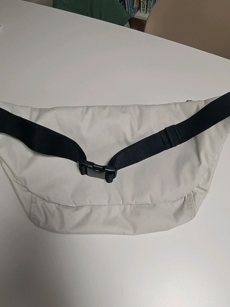 나이키 테크 힙팩 아이보리색 이미지