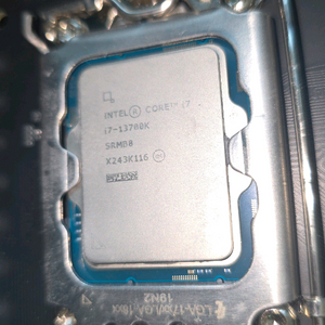 CPU 인텔 코어 i7 13700K 이미지