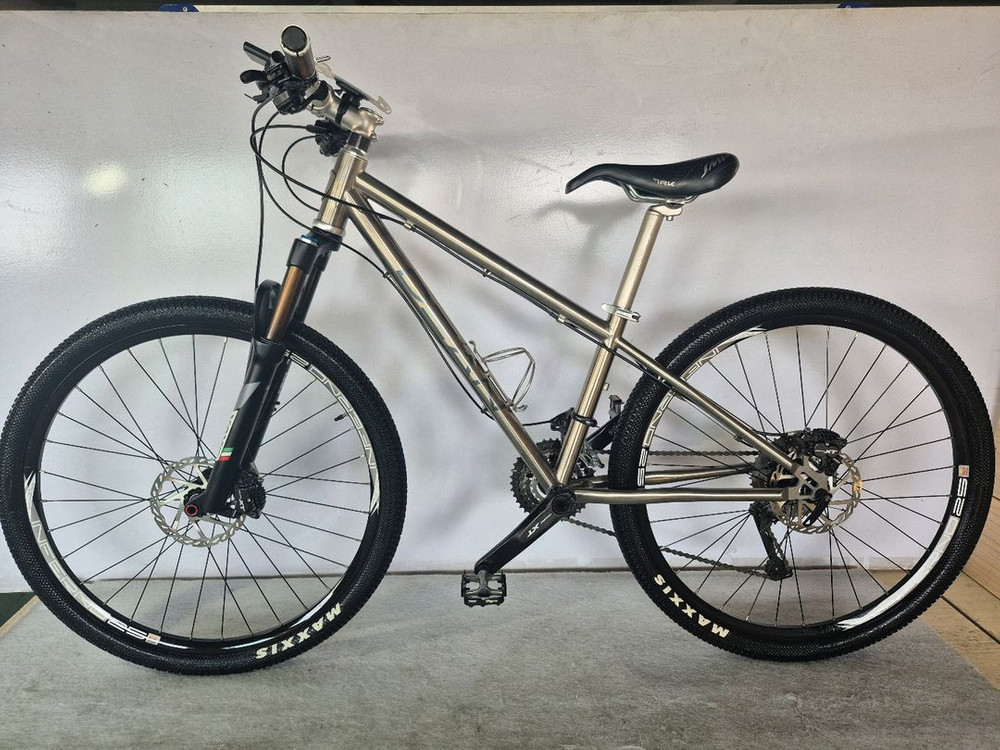 DEAN Ultimate Bikes의 티타늄 하드테일 MTB 자전거 이미지