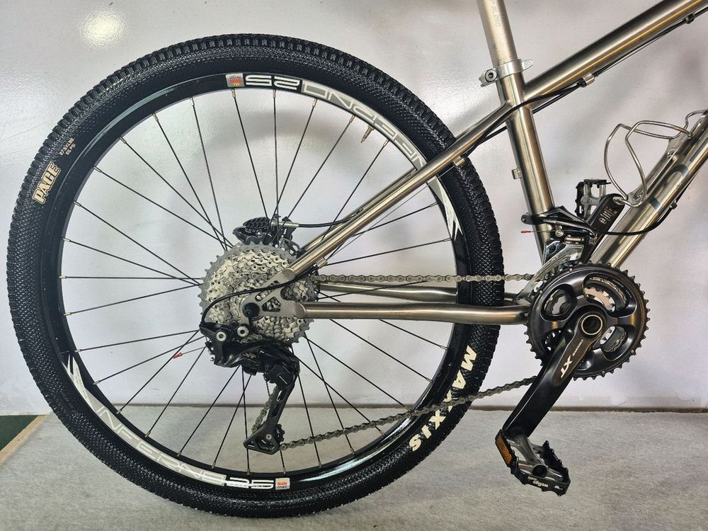 DEAN Ultimate Bikes의 티타늄 하드테일 MTB 자전거 이미지