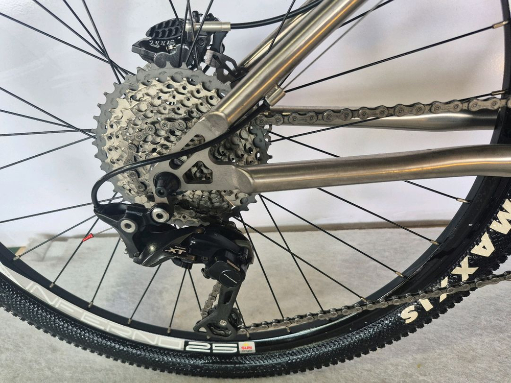DEAN Ultimate Bikes의 티타늄 하드테일 MTB 자전거 이미지