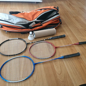 xinnex graphite 배드민턴 라켓 3개 + YONEX 스포츠 가방 이미지