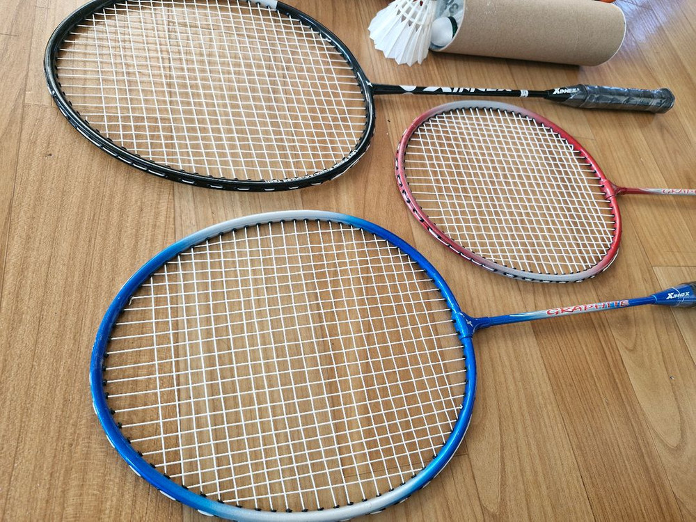 xinnex graphite 배드민턴 라켓 3개 + YONEX 스포츠 가방 이미지