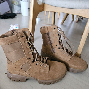 카키색 워커 부츠 등산화 육면 전투화 이미지