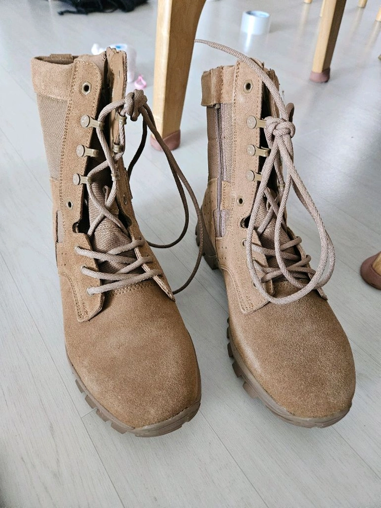 카키색 워커 부츠 등산화 육면 전투화 이미지