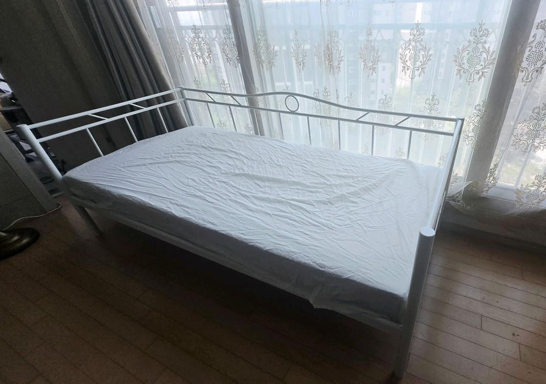 이케아 화이트 철제 침대프레임+매트리스+커버 포함 이미지