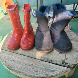 UGG 털부츠와 귀여운 헬로키티 장화 세트 이미지