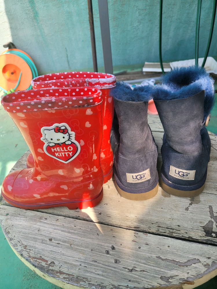 UGG 털부츠와 귀여운 헬로키티 장화 세트 이미지