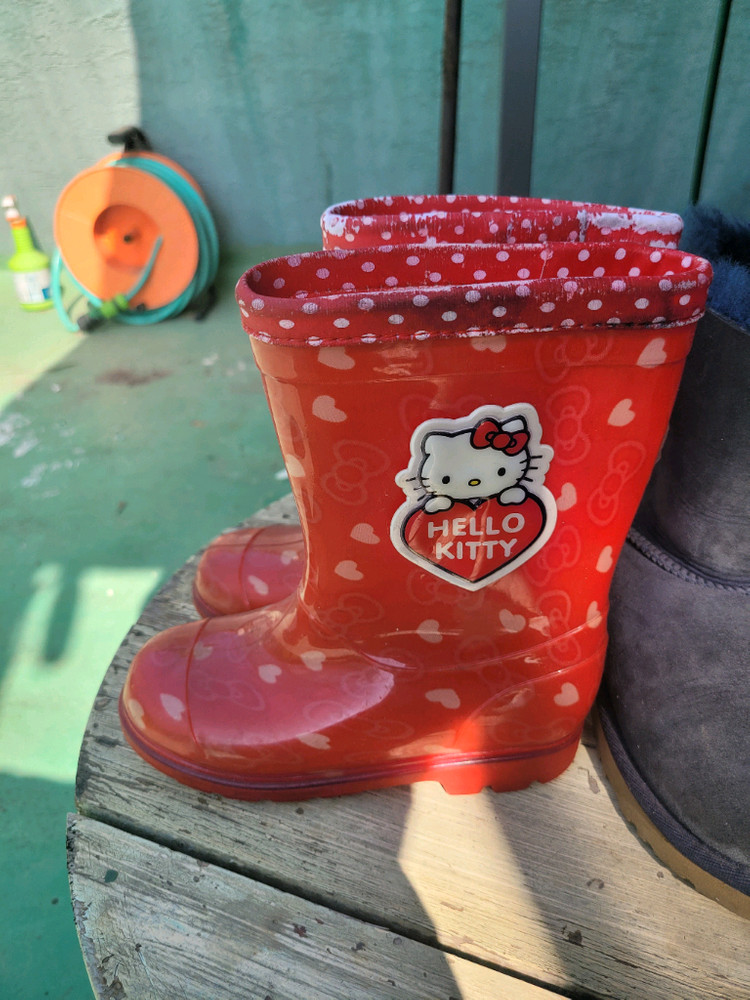 UGG 털부츠와 귀여운 헬로키티 장화 세트 이미지