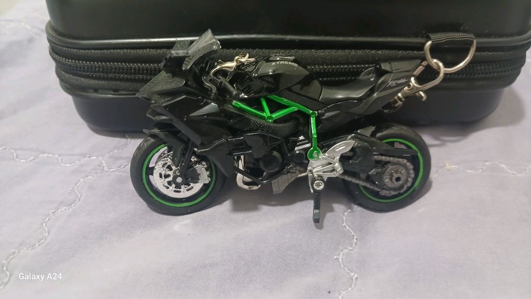 세계에서 가장 빠른 트랙 전용 양산형 바이크로 유명한 가와사키 닌자 H2R(Kawasaki Ninja H2R)의 미 이미지