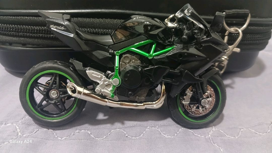 세계에서 가장 빠른 트랙 전용 양산형 바이크로 유명한 가와사키 닌자 H2R(Kawasaki Ninja H2R)의 미 이미지