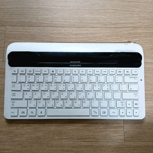 삼성 갤럭시 탭 GT-P7500 키보드 도크 화이트 이미지