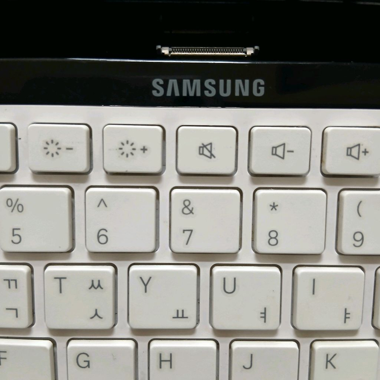 삼성 갤럭시 탭 GT-P7500 키보드 도크 화이트 이미지
