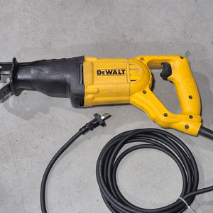 디월트 컷소 (DEWALT DW 303) 전기톱 중고 팝니다 이미지