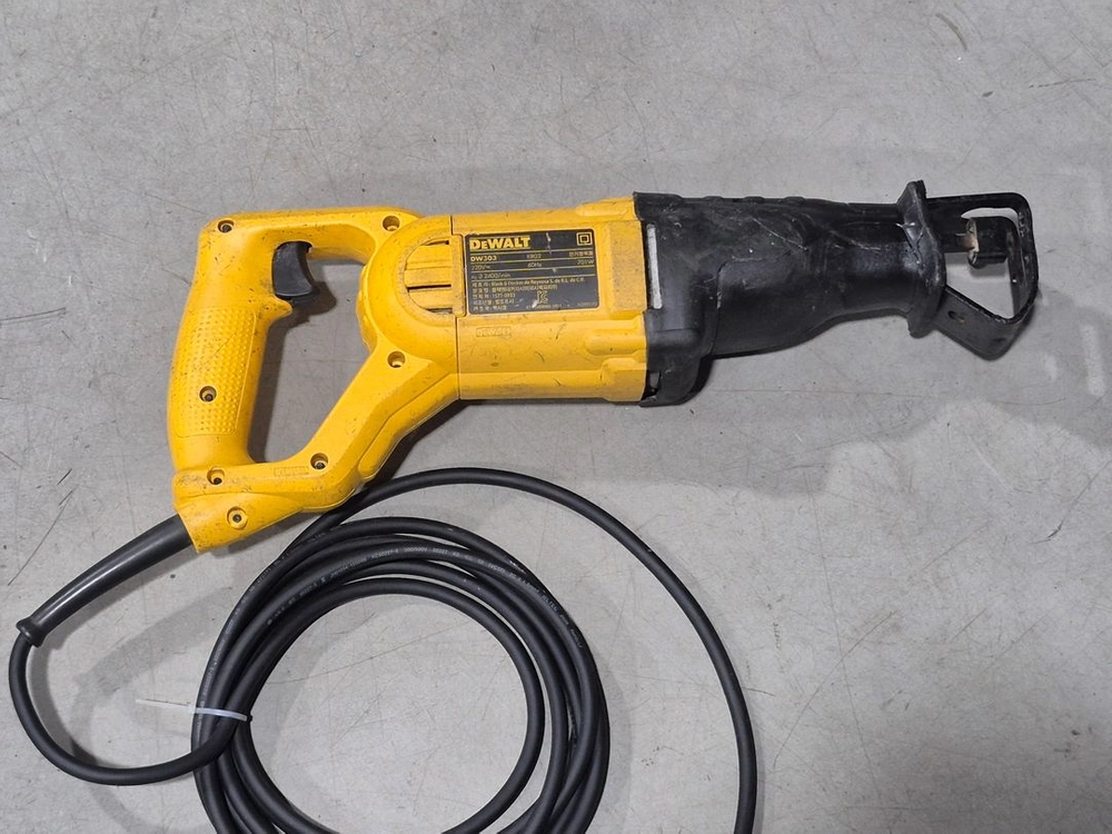 디월트 컷소 (DEWALT DW 303) 전기톱 중고 팝니다 이미지