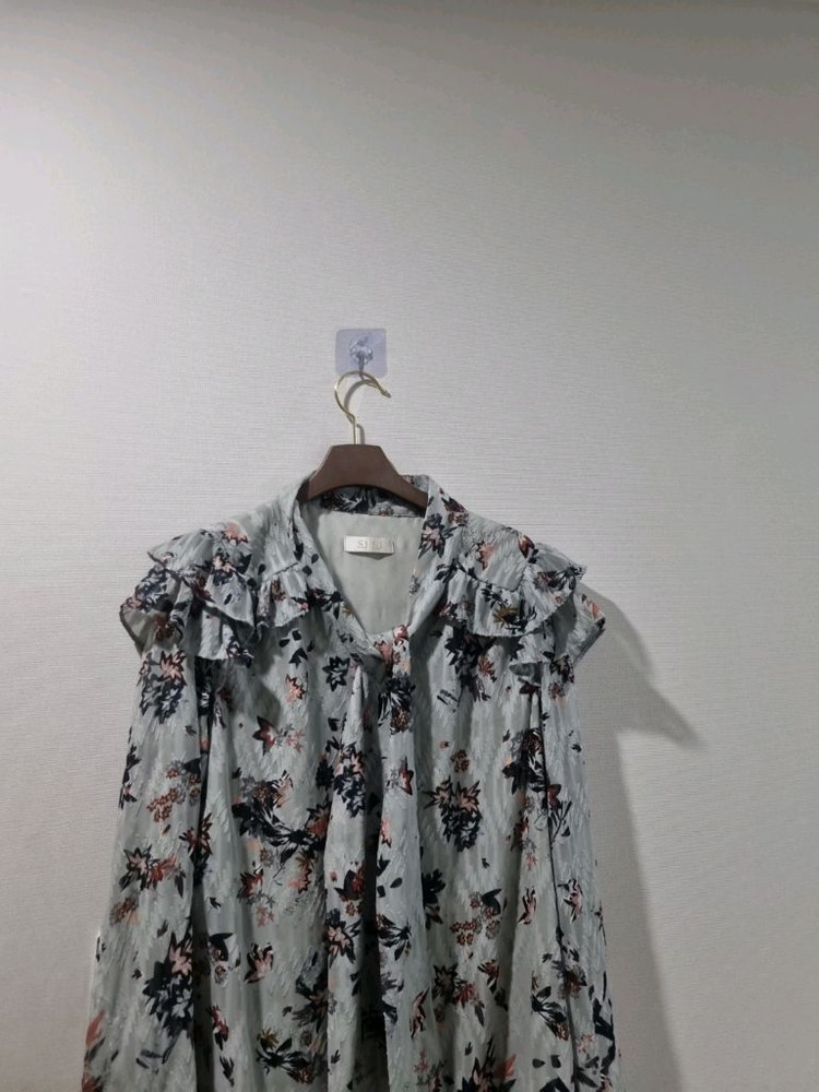 한섬 SJSJ 플라워 프릴 블라우스 이미지